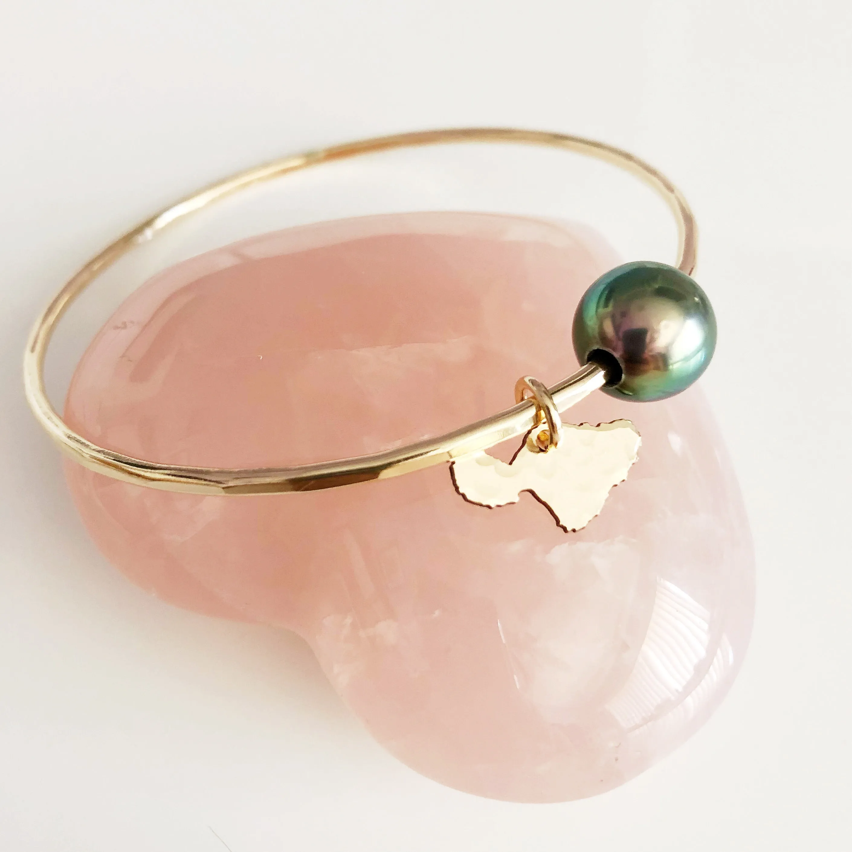 Maui charm bangle - tahitian pearl (B370)